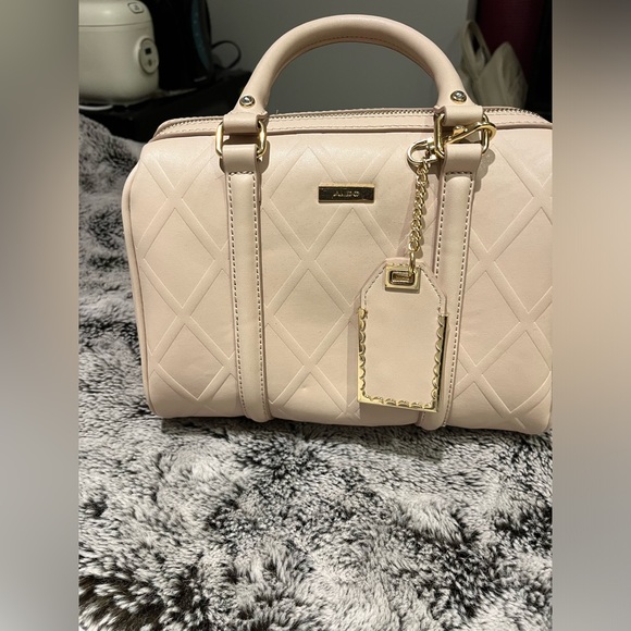 Aldo hand bag good to have everything inside the the bag very use full - Picture 2 of 2